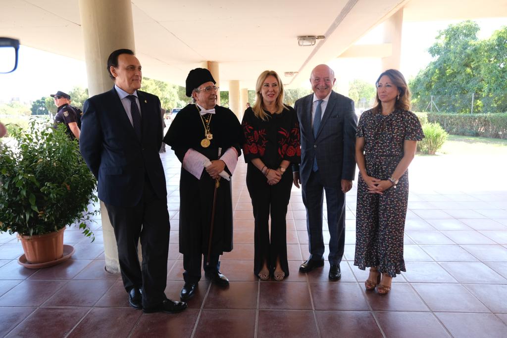 Juanma Moreno pide ayuda a las universidades para hacer de Andalucía «una región líder»