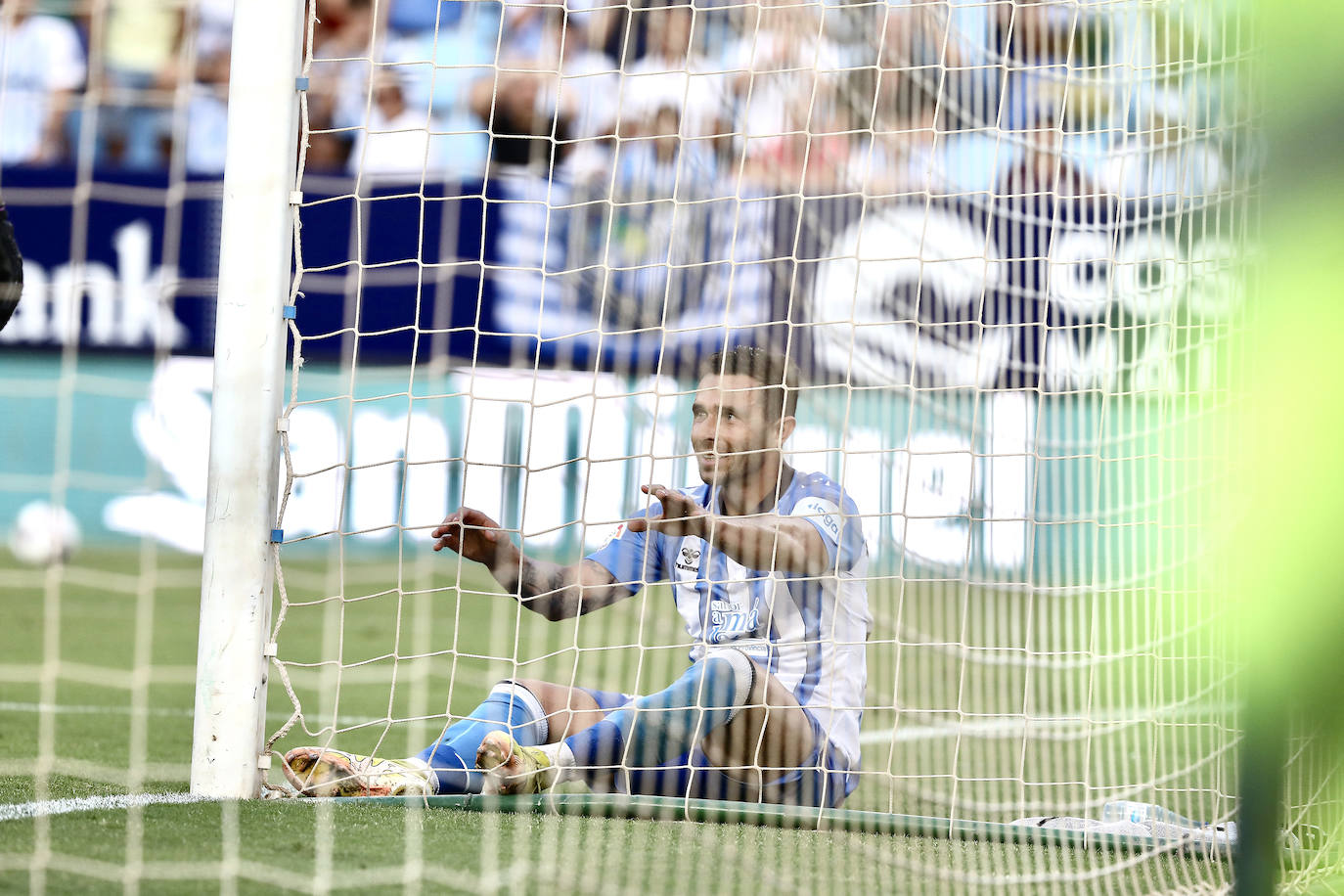 Buen ambiente en La Rosaleda en el estreno de Pepe Mel en el banquillo 