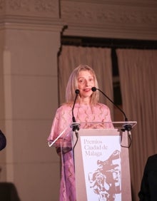 Imagen secundaria 2 - Varios de los premiados: Pilar Martínez, Felipe Romera o Julia del Pino; al subir al escenario a por el galardón. 