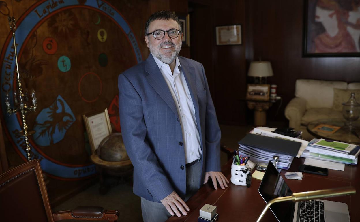 Francisco Florido, en su despacho del Colegio de Farmacéuticos de Málaga .