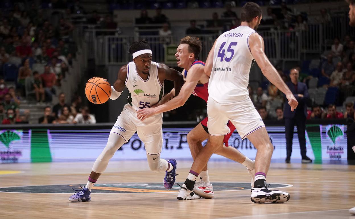 Kendrick Perry trata de aprovecharse de un bloqueo de Kravish el viernes. 