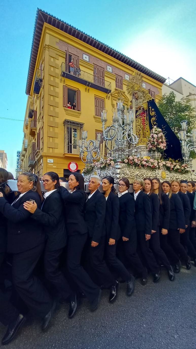 La Virgen del Gran Poder el sábado por la mañana en su recorrido hacia la Catedral. 