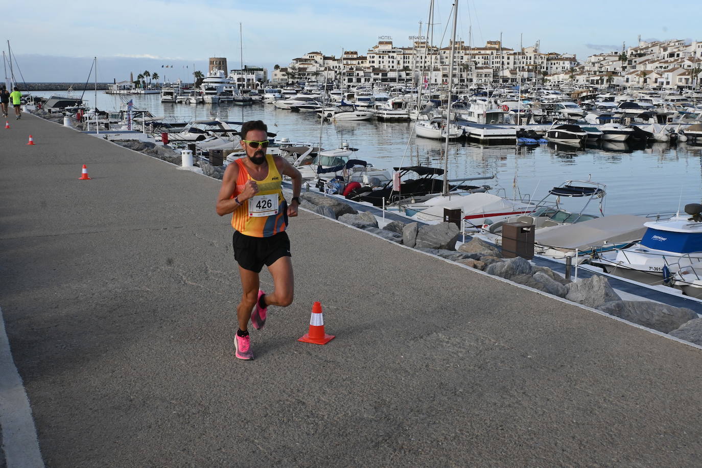 El excampeón europeo de 1.500 Reyes Estévez llegó a un segundo del ganador, tras un duelo apasionante, mientras que la ganadora femenina se impuso a su madre. 