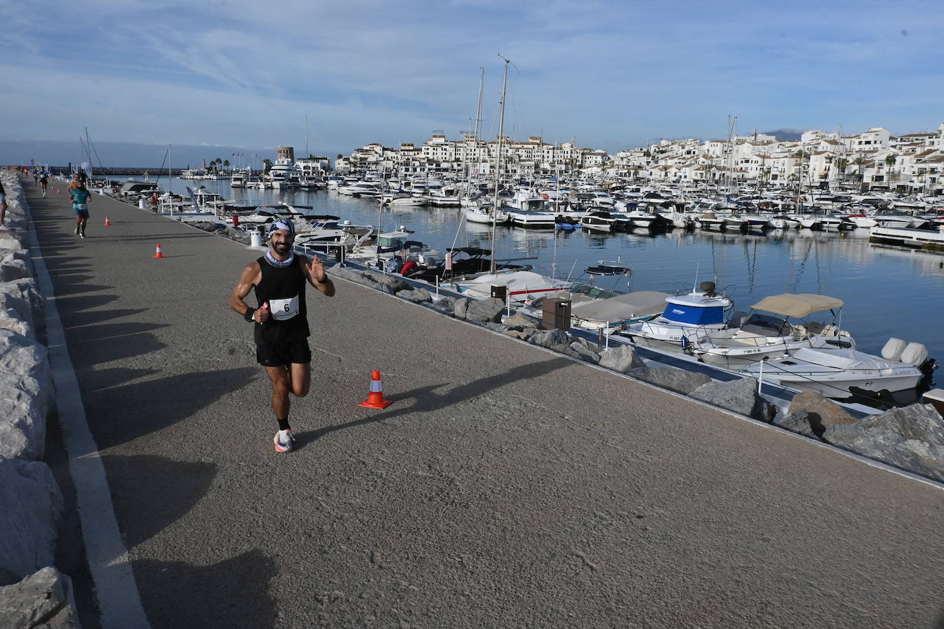 El excampeón europeo de 1.500 Reyes Estévez llegó a un segundo del ganador, tras un duelo apasionante, mientras que la ganadora femenina se impuso a su madre. 