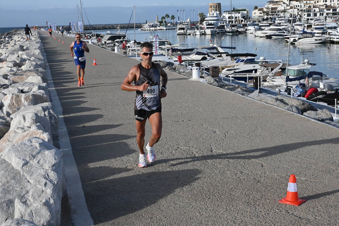 El excampeón europeo de 1.500 Reyes Estévez llegó a un segundo del ganador, tras un duelo apasionante, mientras que la ganadora femenina se impuso a su madre. 