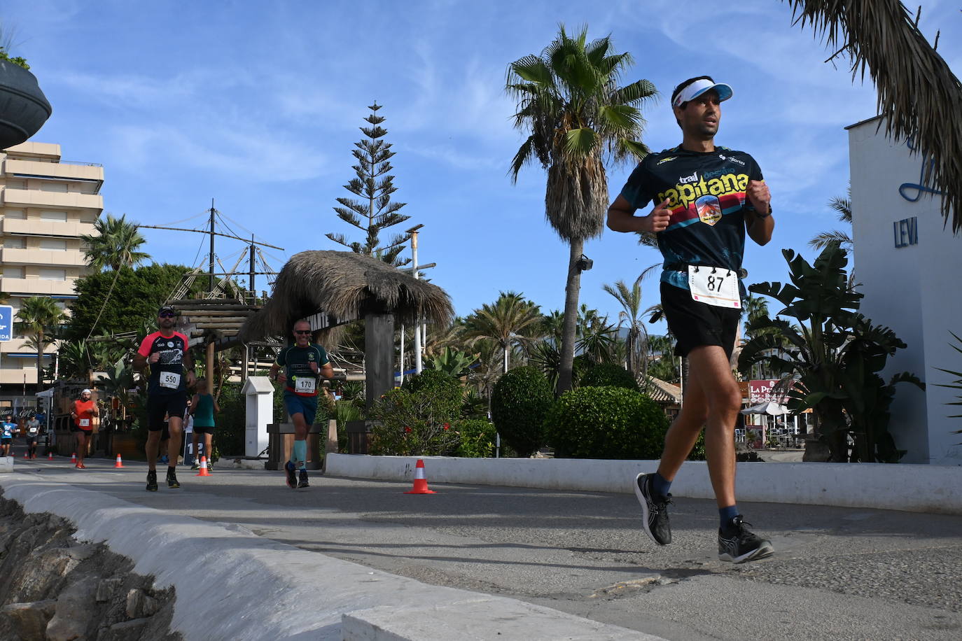 El excampeón europeo de 1.500 Reyes Estévez llegó a un segundo del ganador, tras un duelo apasionante, mientras que la ganadora femenina se impuso a su madre. 