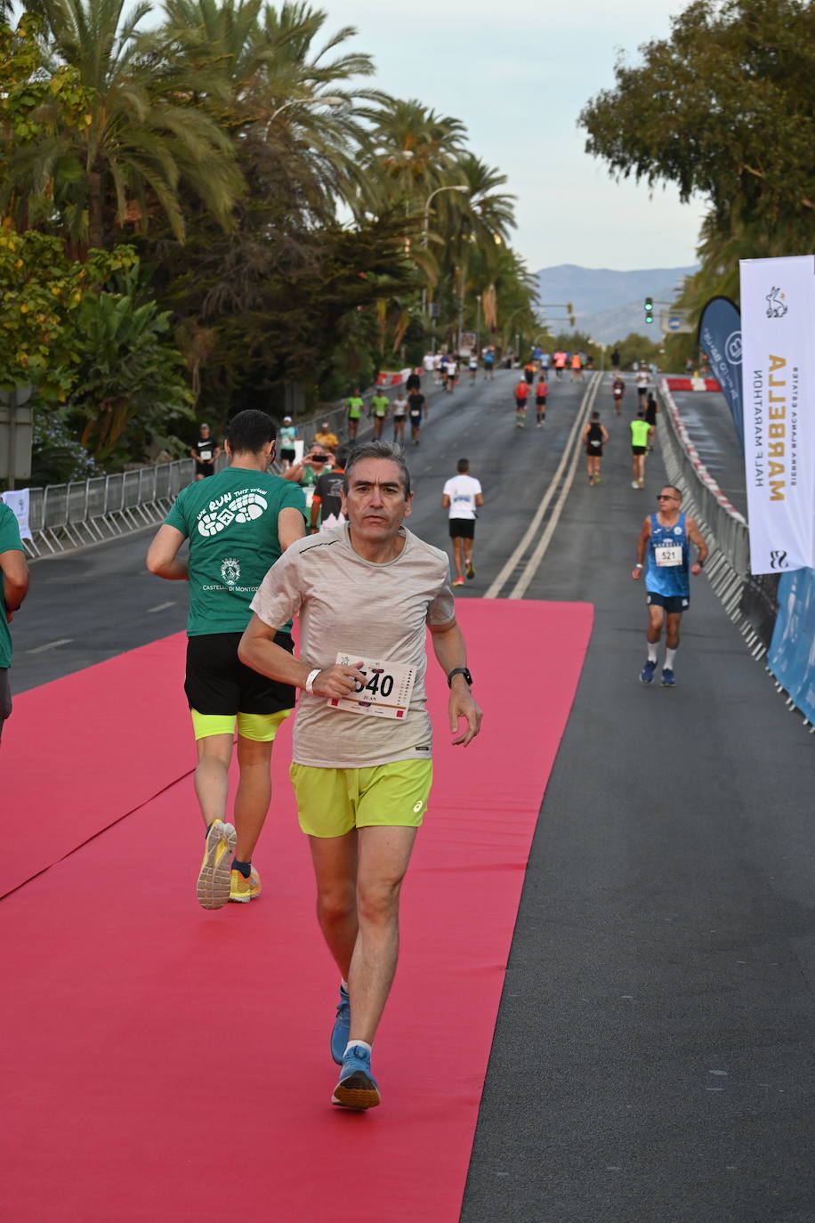 El excampeón europeo de 1.500 Reyes Estévez llegó a un segundo del ganador, tras un duelo apasionante, mientras que la ganadora femenina se impuso a su madre. 