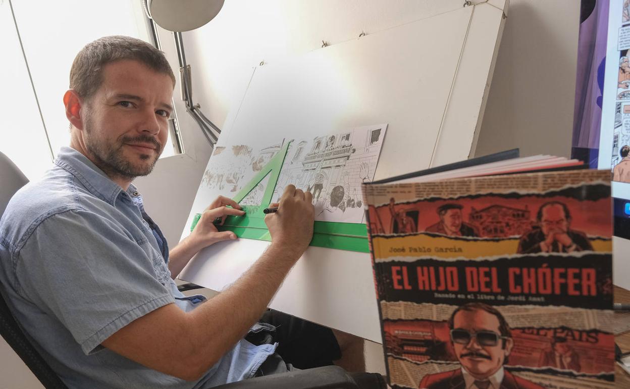 El dibujante José Pablo García en su estudio de Málaga. Abajo, viñetas de la novela gráfica 'El hijo del chófer'. 