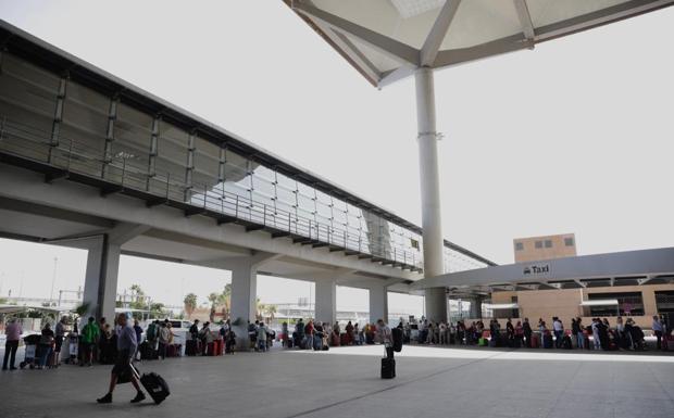 Imagen principal - El paro de los taxistas de Málaga, más intenso en el aeropuerto este domingo