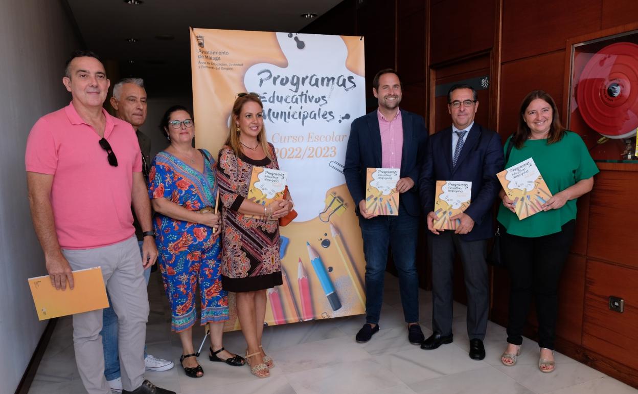 Luis Verde y Miguel Briones, con directores de centros educativos y representantes de asociaciones que colaboran en el programa. 