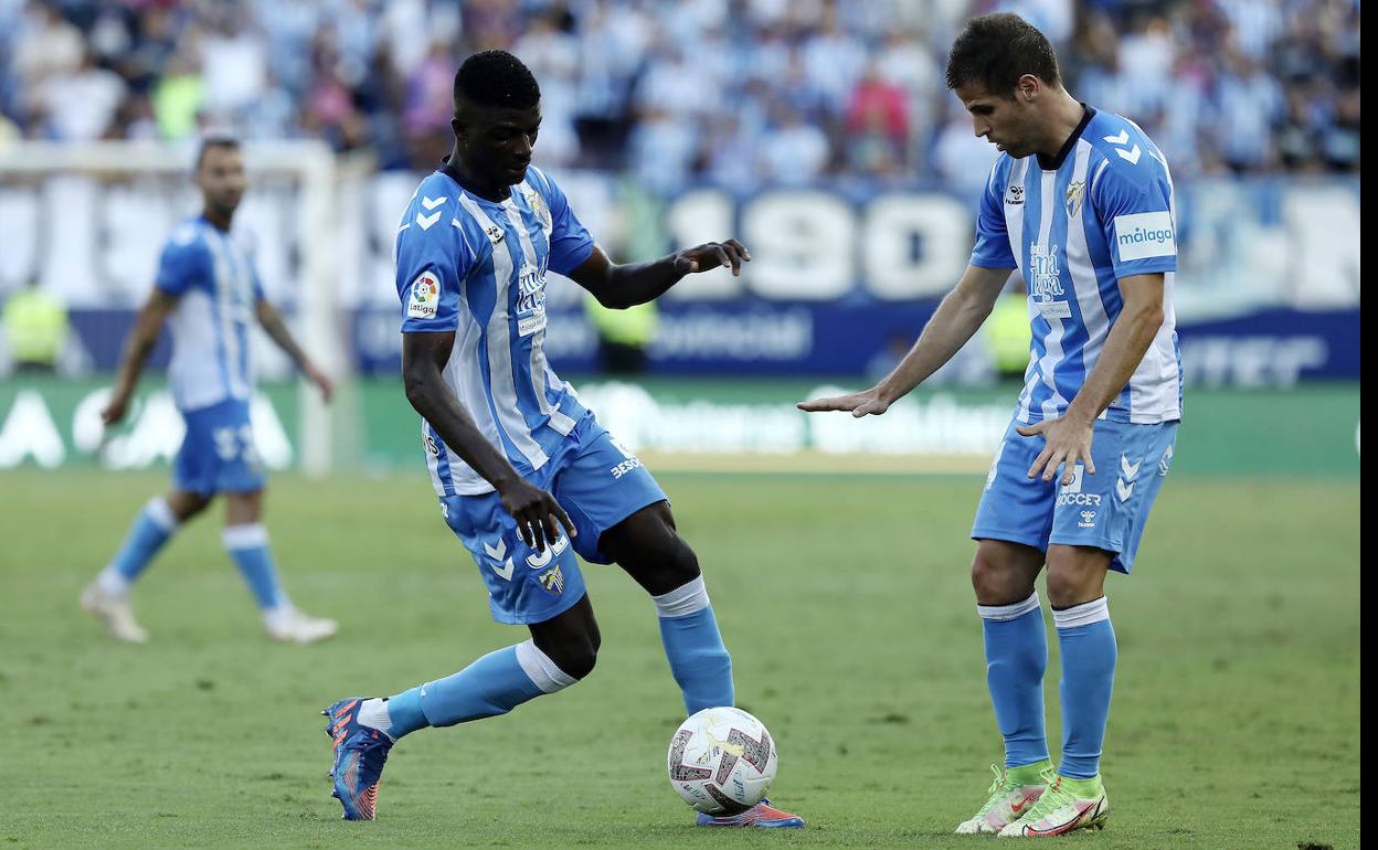 Moussa controla el balón durante el partido del sábado en la Rosaleda. 