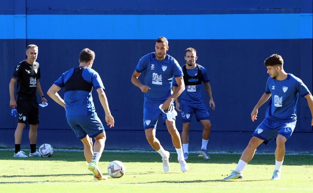 Burgos, en el centro de la imagen, en el entrenamiento del Málaga de este martes. 