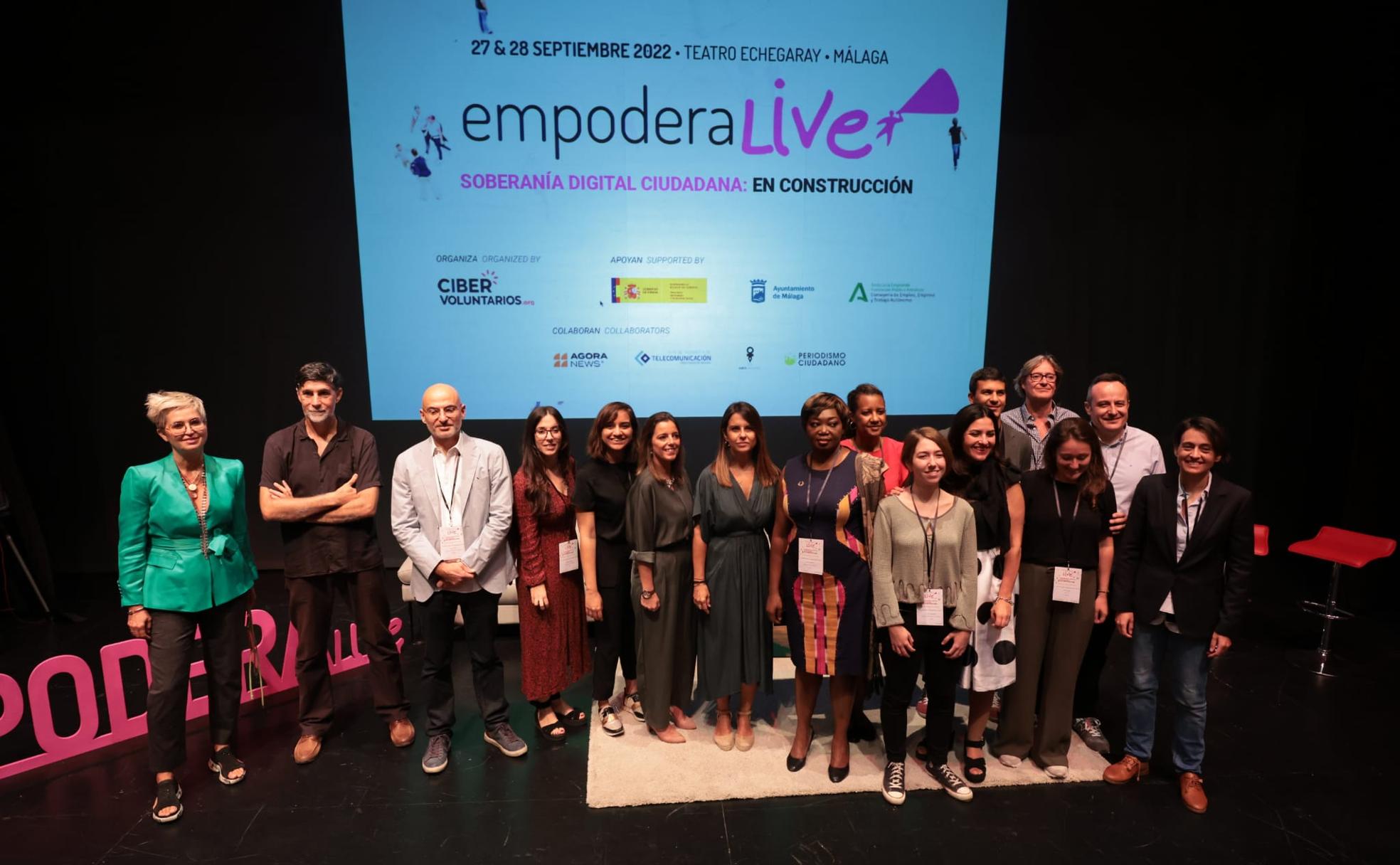 Foto de familia posterior a la inauguración oficial de la décimo cuarta edición de #EmpoderaLIVE en el Teatro Echegaray.