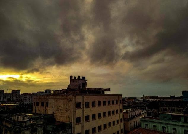 Vista del atardecer este martes en La Habana, que se ha quedado completamente a oscuras, al igual que el resto del país. Las inundaciones, la caída de árboles y el desprendimiento de algunas fachadas han generado escenas de caos en la capital cubana.