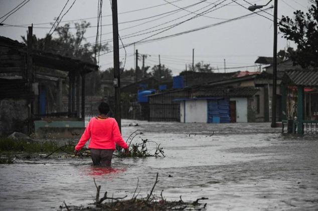Una mujer camina por las calles inundadas de Batabano.