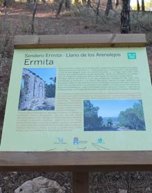 Imagen secundaria 2 - Tras una subida de un kilómetro, el desnivel de la ruta se atenúa. Abajo, actual ermita de Nuestra Señora de la Salud y cartel que describe la antigua capilla.