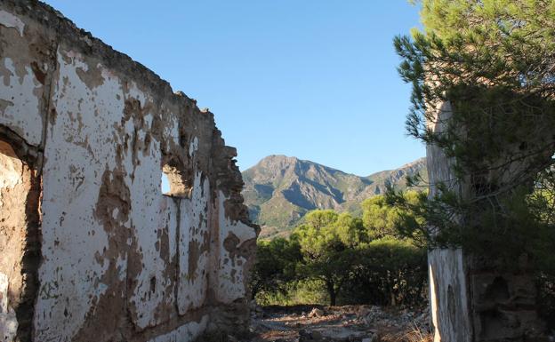 Imagen principal - Estado actual de la ermita que fue destruida por un rayo. Desde el camino se pueden ver algunos aerogeneradores. Tras pasar por el cementerio, la ruta se adentra en el pueblo.