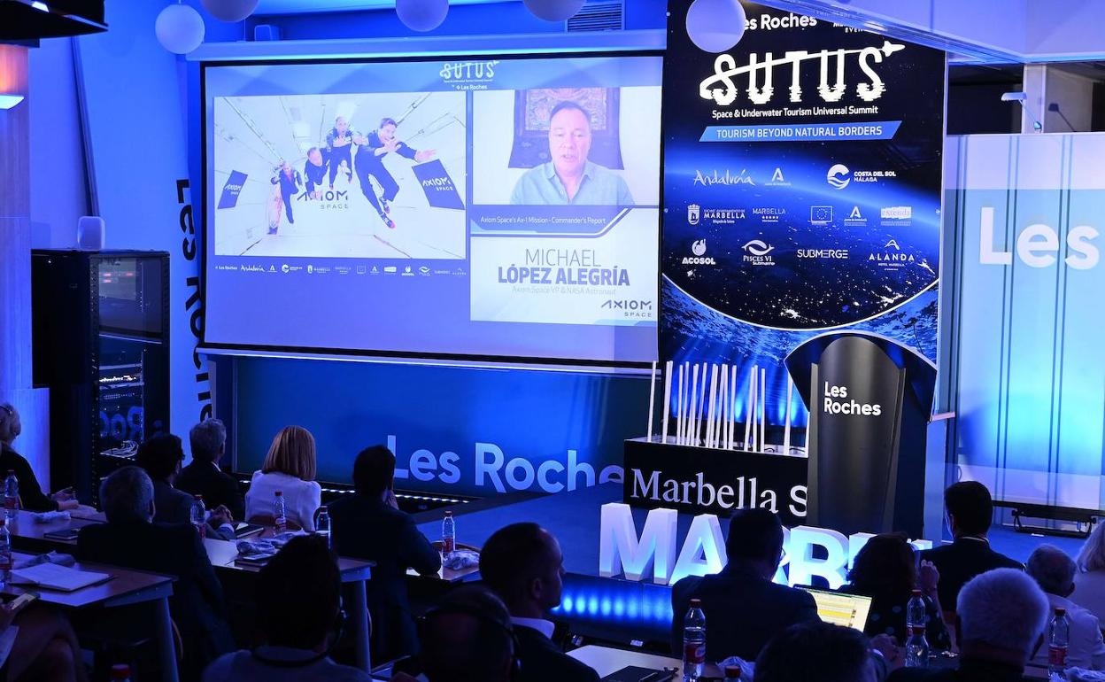 El astronauta Miguel López Alegría durante su intervención telemática en Marbella. 