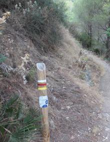 Imagen secundaria 2 - Confluencia con la Gran Senda de Málaga. Balizas donde se señala este sendero y la etapa de la Gran Senda de Málaga. Buena parte de la primera parte del recorrido se hace dentro de un bosque.