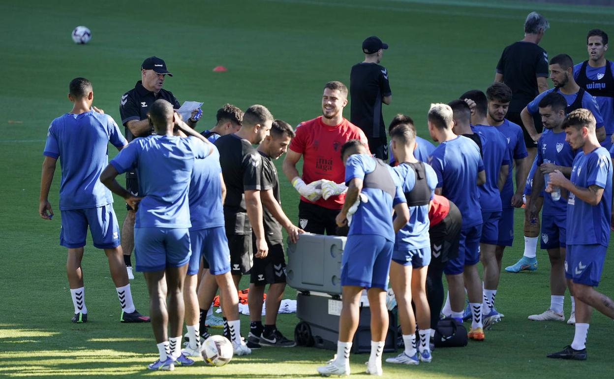 Los jugadores malaguistas se hidratan en un momento del entrenamiento. 