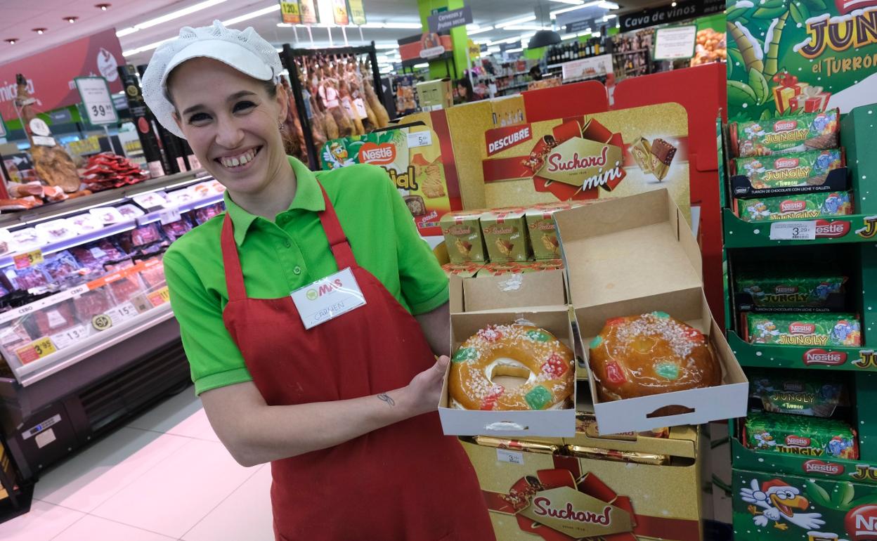 Carmen Robles, una de las panaderas del grupo, muestra los roscones. 