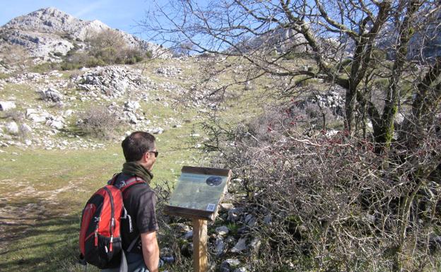 Imagen principal - Senderista leyendo un cartel sobre las lagunas de Hondonero. Ermita de Nuestra Señora del Rosario, a un kilómetro del casco urbano. Señalética a la llegada de Villanueva del Rosario.