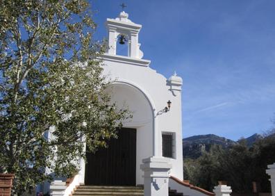 Imagen secundaria 1 - Senderista leyendo un cartel sobre las lagunas de Hondonero. Ermita de Nuestra Señora del Rosario, a un kilómetro del casco urbano. Señalética a la llegada de Villanueva del Rosario.