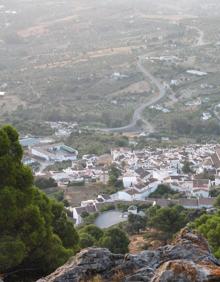 Imagen secundaria 2 - La ruta parte comienza justo detrás de la ermita del Calvario. Sendero desde el que se abandona el carril (junto a la piscina municipal). Vista panorámica de Casarabonela tras superar el pinar.