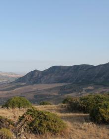 Imagen secundaria 2 - Llegada a la 'Majá' del Castaño. Señal situada en el cruce con el sendero PR-A-270. Vista panorámica del valle del Turón.