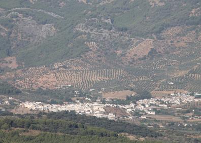 Imagen secundaria 1 - Señal situada en el collado San Francisco. Desde el Tajo San Francisco se ve perfectamente el pueblo de El Burgo. Vista panorámica de Puerto Martínez y la sierra de Alcaparaín.