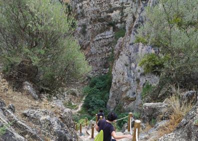 Imagen secundaria 1 - Para acceder a la presa hay un trazado protegido con vallas metálicas. El descenso a la gruta se hace a través de un pronunciado recorrido de escaleras. Entrada de la Cueva de Hundidero.