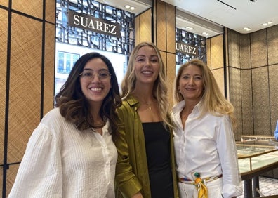 Imagen secundaria 1 - En la primera foto, Carlos Jiménez, Cari Lapique, Milena Bentabol y Fernando Morales, en Suárez. En la segunda, Cecilia Correa, Noemí Remesal y Giovanna de Peverelli, trabajadoras de la joyería Suárez. En la última, Juan Suárez, CEO de la empresa. 