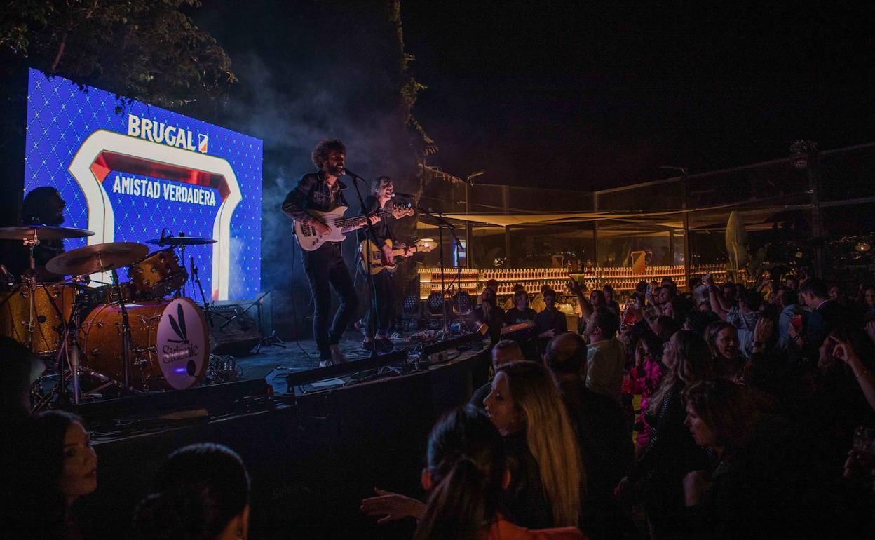 El grupo Sidonie ofreció un concierto en directo en la terraza de Mamzel. 