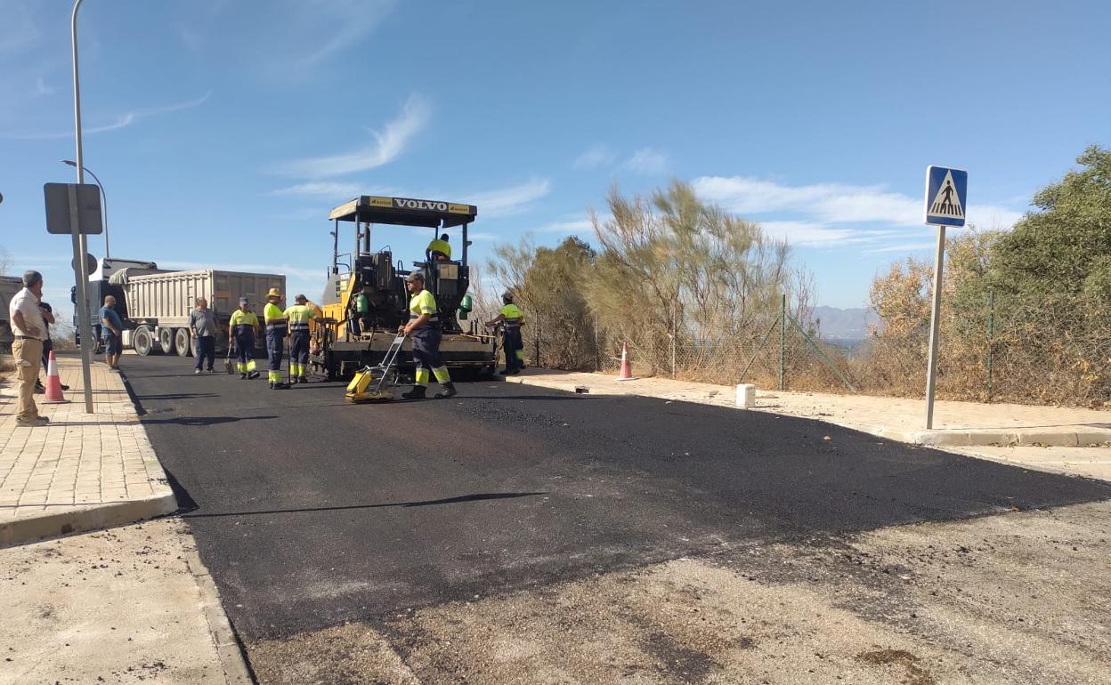 Imagen de los trabajos de reasfaltado en Rincón de la Victoria. 