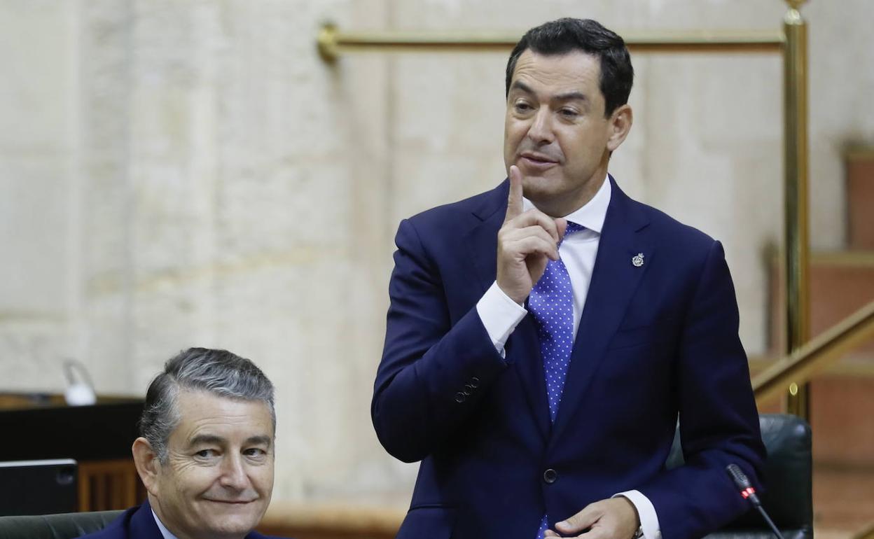 Juanma Moreno, este jueves durante la sesión de control en el Parlamento. 