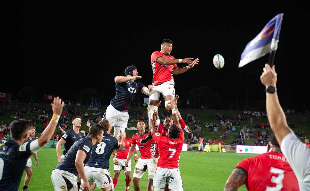 Un 'line-out' en un partido de Tonga (de rojo). 