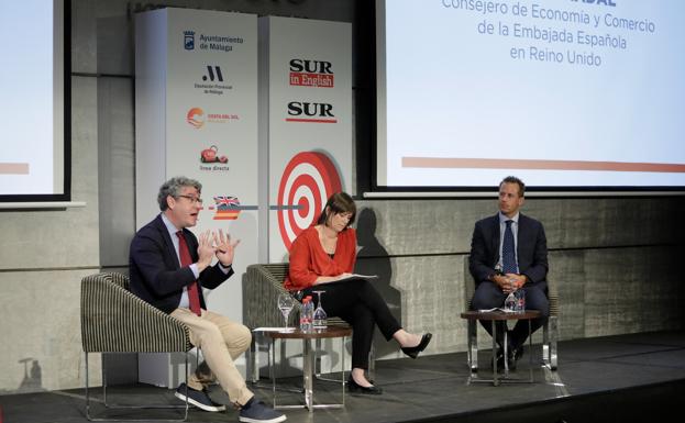 Álvaro Nadal, Rachel Haynes y Matthew Woods en una de las mesas de debate