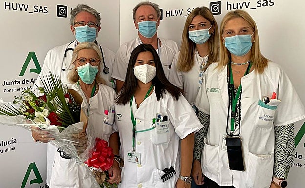 Rosalía Rioja, con compañeros del Hospital Clínico. 