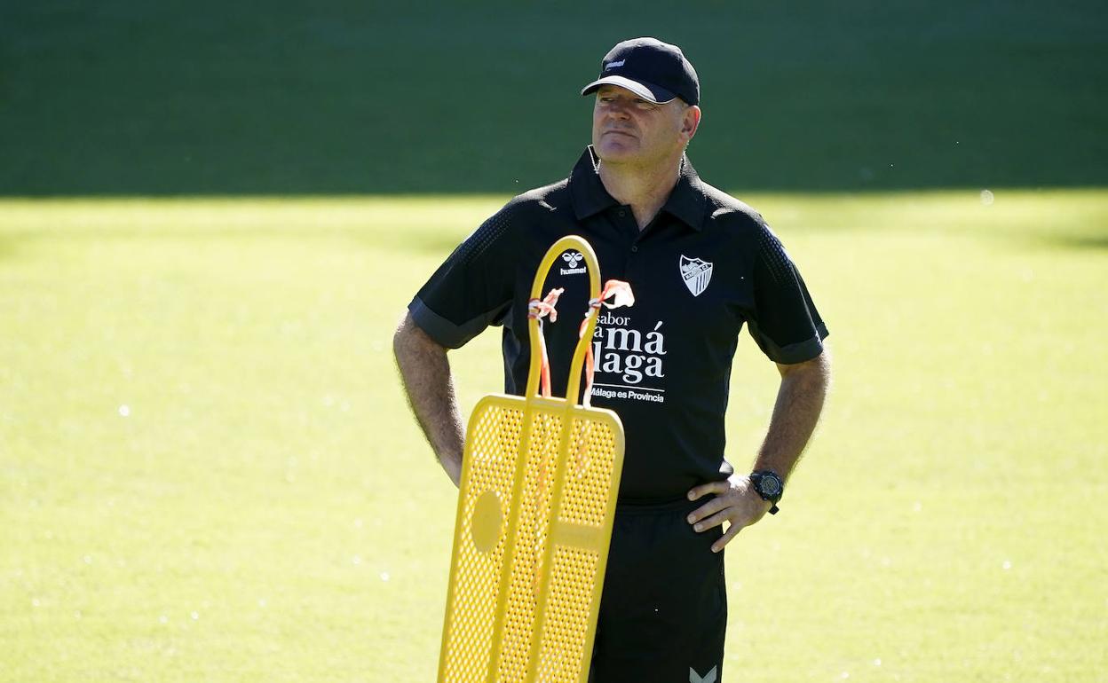 Pepe Mel, siguiendo el trabajo de sus jugadores en la sesión de este viernes. 