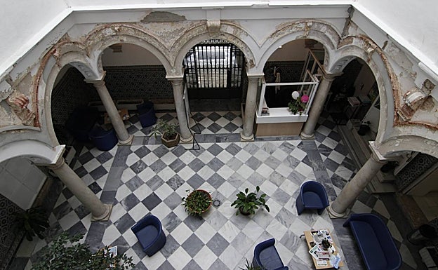 Imagen principal - Arcos y pinturas en el interior del inmueble. Al lado,, aspecto de la fachada en 1946. 