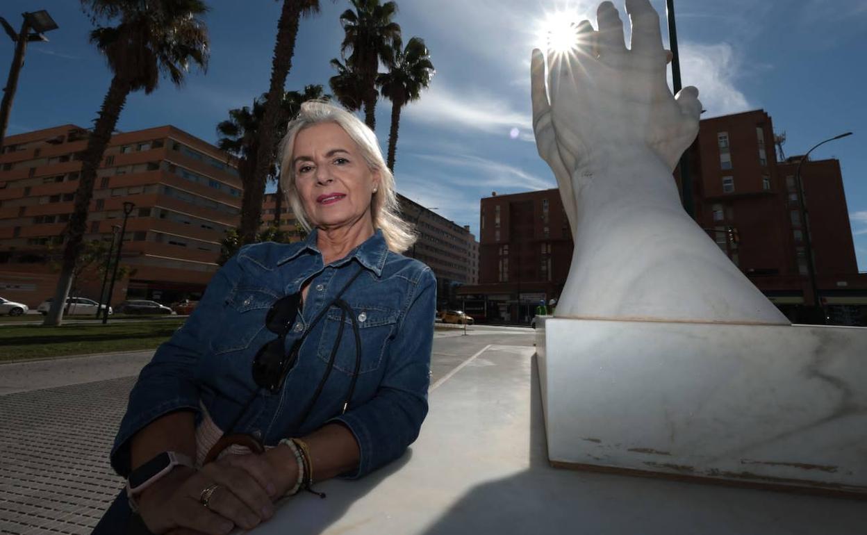 Rosalía Rioja, junto al monumento en homenaje al trabajo hecho por los sanitarios en la pandemia. 
