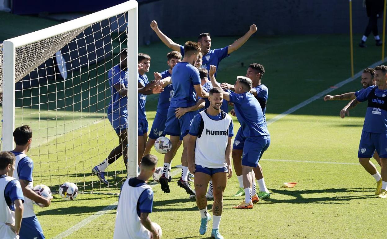 Un grupo de jugadores celebra el triunfo en el entrenamiento de ayer. 