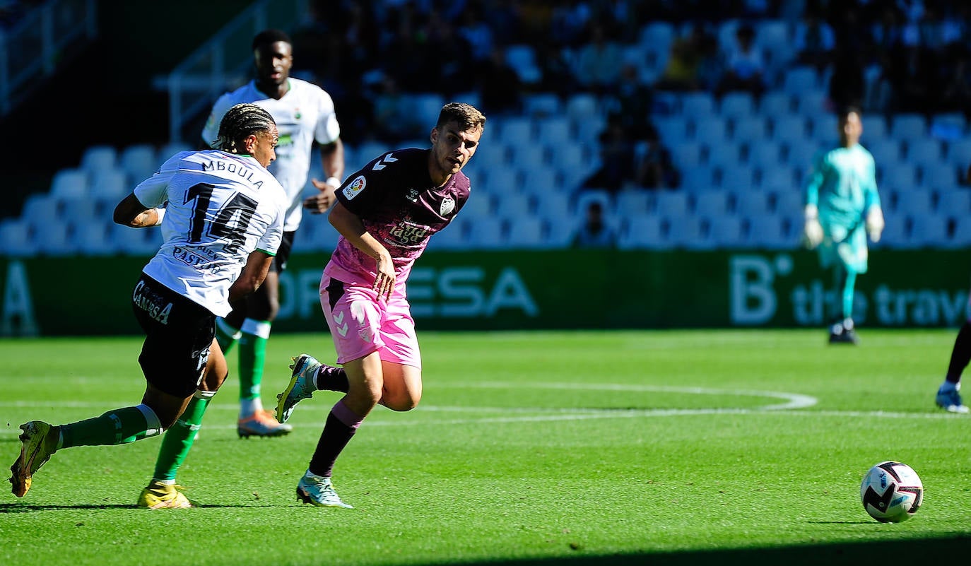 El Málaga empata en su visita al Racing (0-0). 