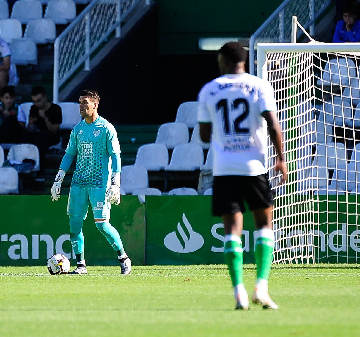 El Málaga empata en su visita al Racing (0-0). 