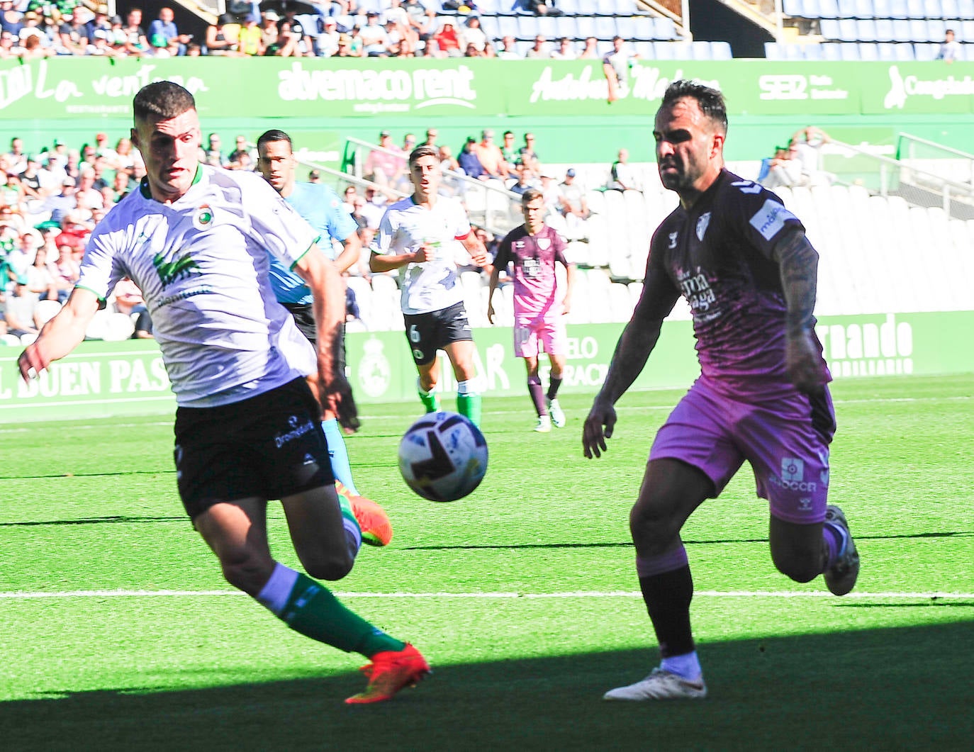 El Málaga empata en su visita al Racing (0-0). 