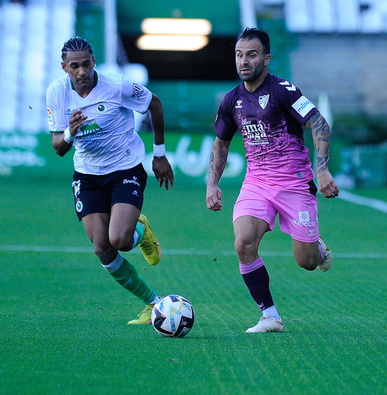 El Málaga empata en su visita al Racing (0-0). 