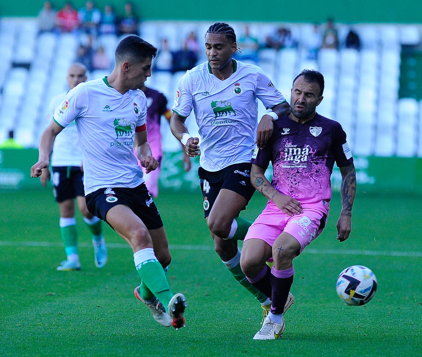 El Málaga empata en su visita al Racing (0-0). 