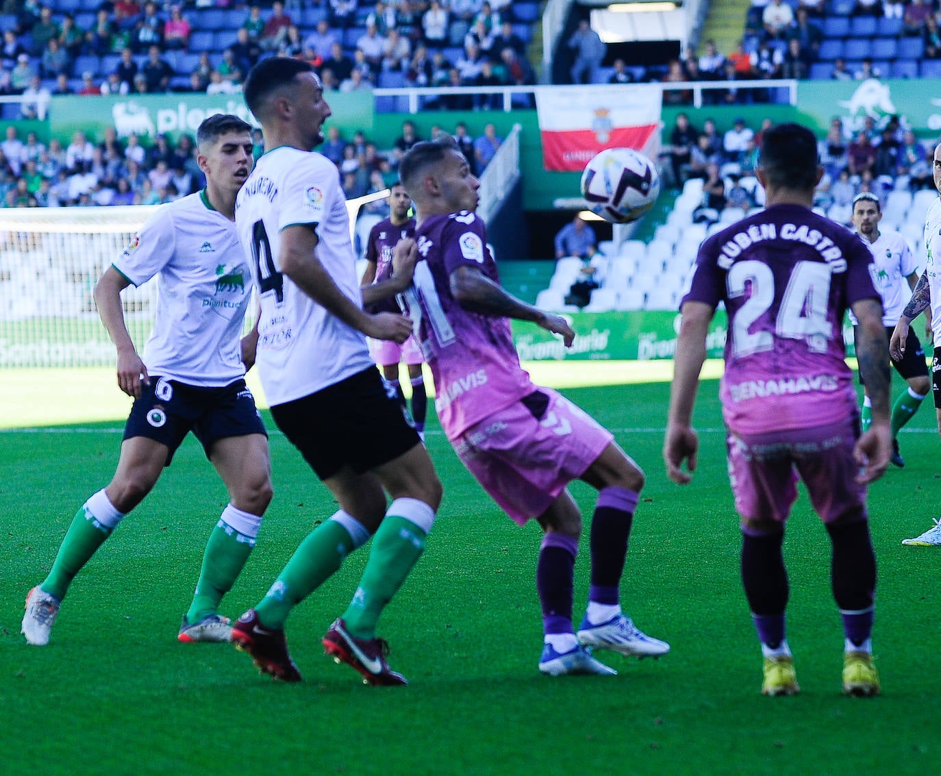 El Málaga empata en su visita al Racing (0-0). 