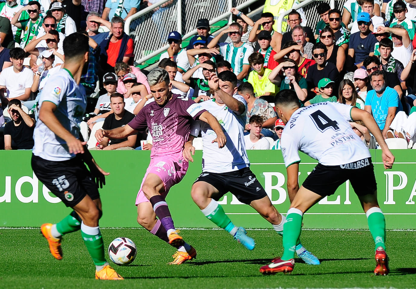 El Málaga empata en su visita al Racing (0-0). 