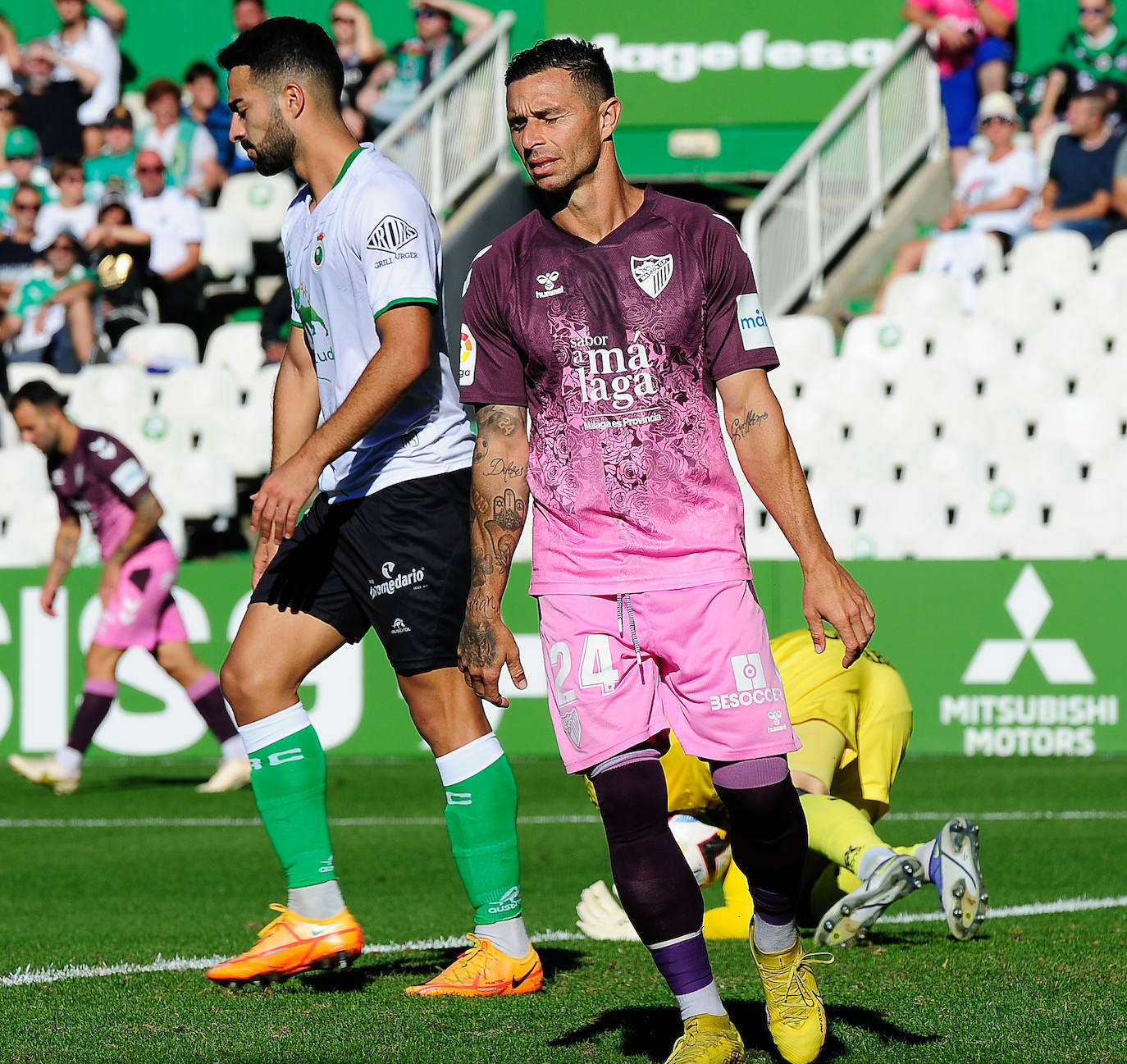 El Málaga empata en su visita al Racing (0-0). 